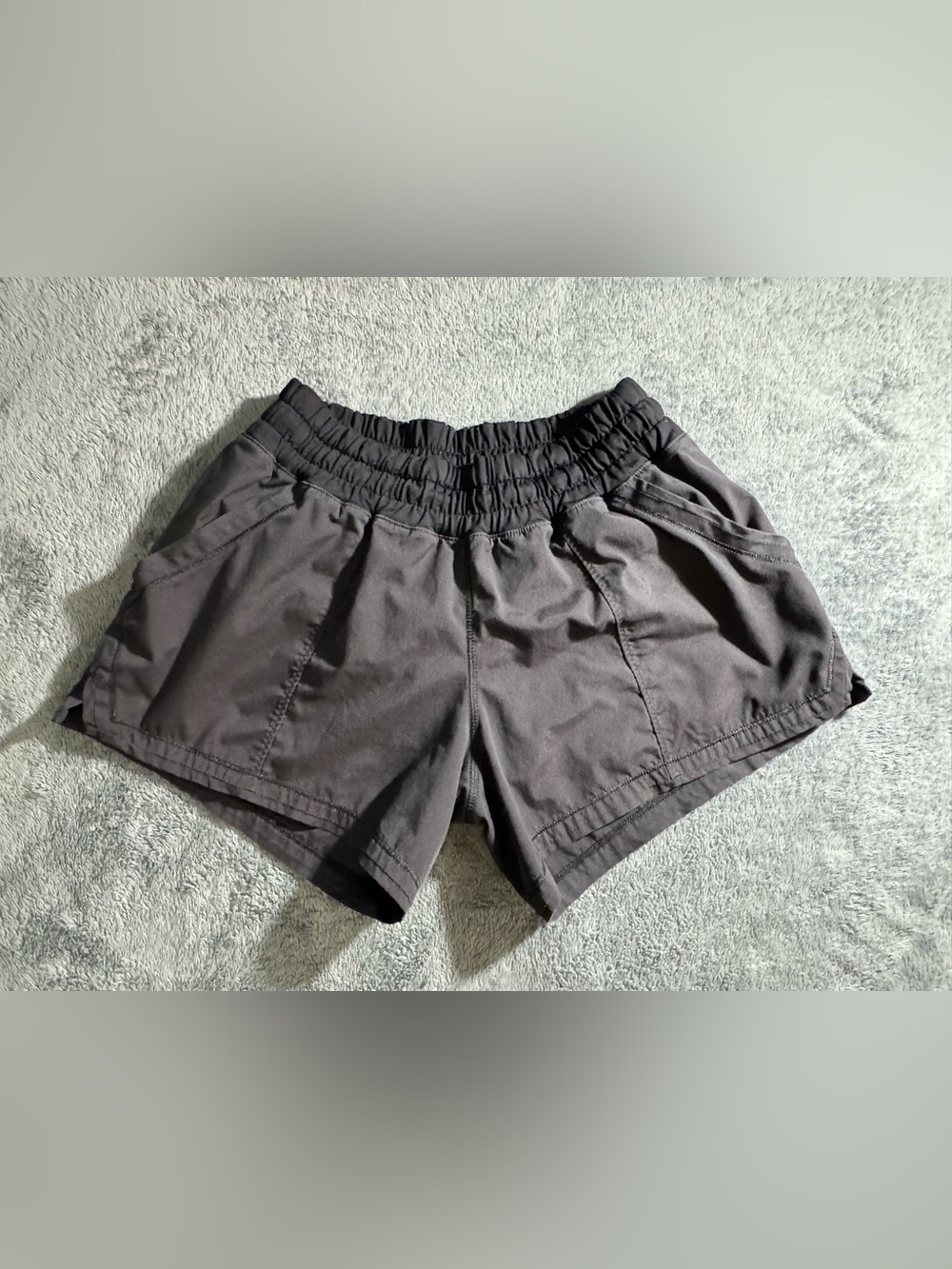 Lululemon Women’s Elastic Waist Black Active Shorts Size 4 Logo on back